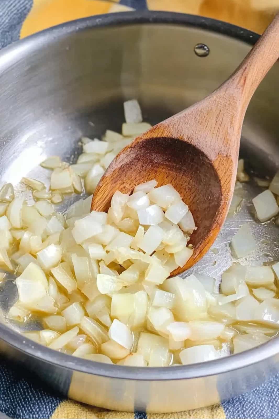 Creamy Cheddar Cauliflower & Roasted Garlic Soup Recipe