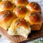 Easy Garlic Butter Dinner Rolls Recipe